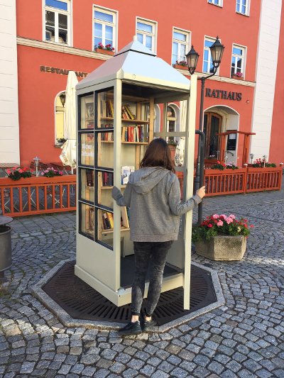 Die ersten Neugierigen nehmen die Bücher-Info-Zelle in Augenschein (Bild: SPD Kahla/ Südl. Saaletal)